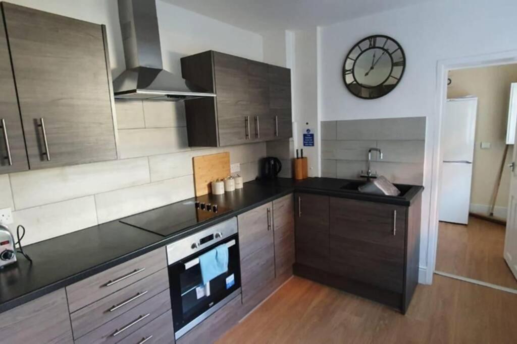 Cannock House ~ 4 Bedrooms All With Ensuite. Rugeley Exterior foto