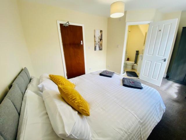 Cannock House ~ 4 Bedrooms All With Ensuite. Rugeley Exterior foto