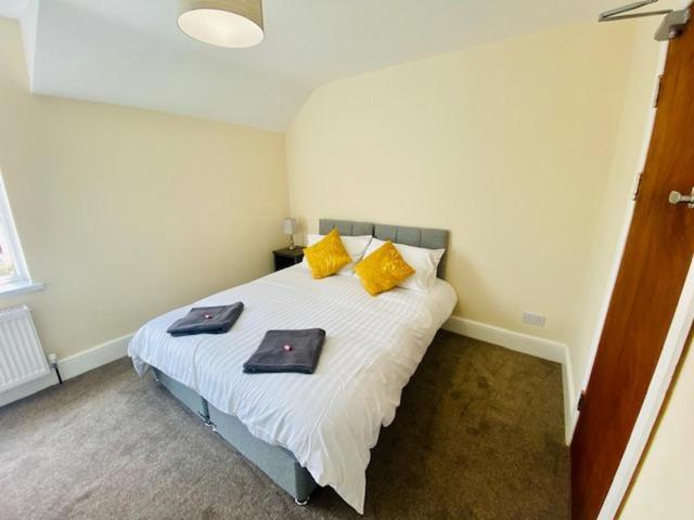 Cannock House ~ 4 Bedrooms All With Ensuite. Rugeley Exterior foto