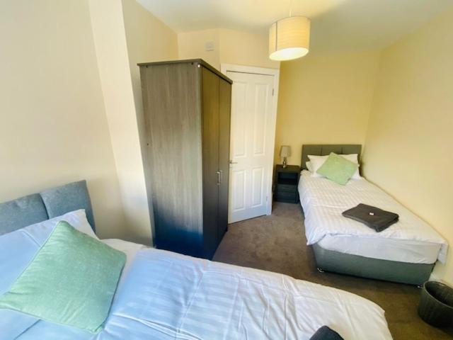 Cannock House ~ 4 Bedrooms All With Ensuite. Rugeley Exterior foto