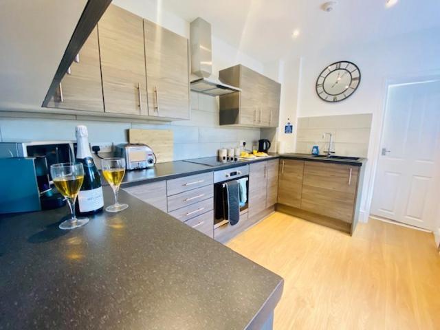 Cannock House ~ 4 Bedrooms All With Ensuite. Rugeley Exterior foto